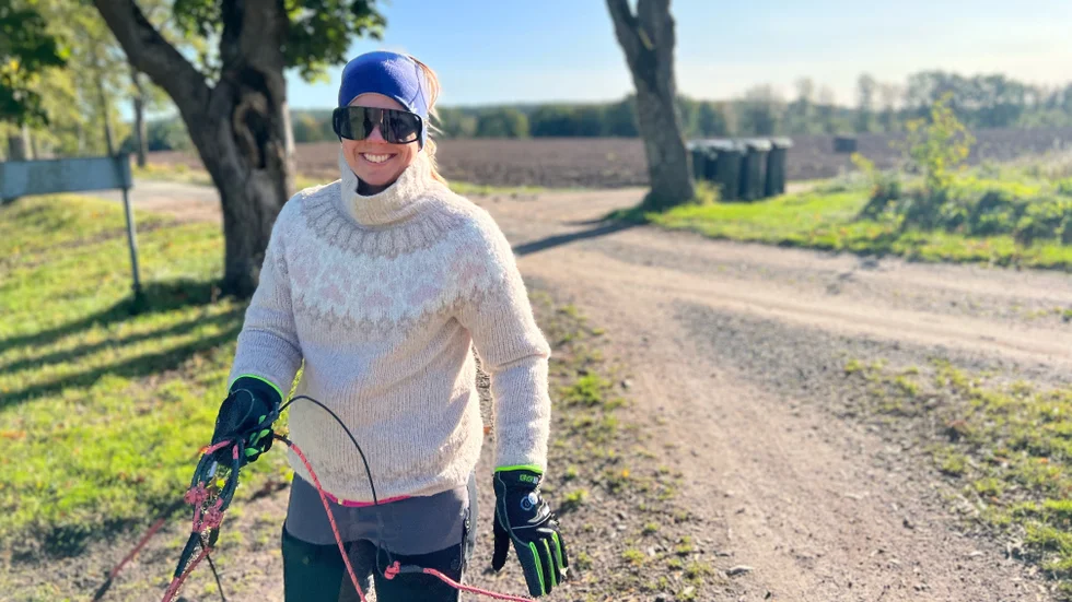 Linda Nordlund fixar i ordning alla draglinor innan hundarna sätts fast inför träningspasset. 