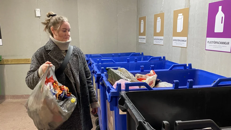 "Jag lämnar så gott som alla mina förpackningar till återvinning. Efter det återstår inte mycket sopor att lägga i brännbart", säger Sara Arvidson. 