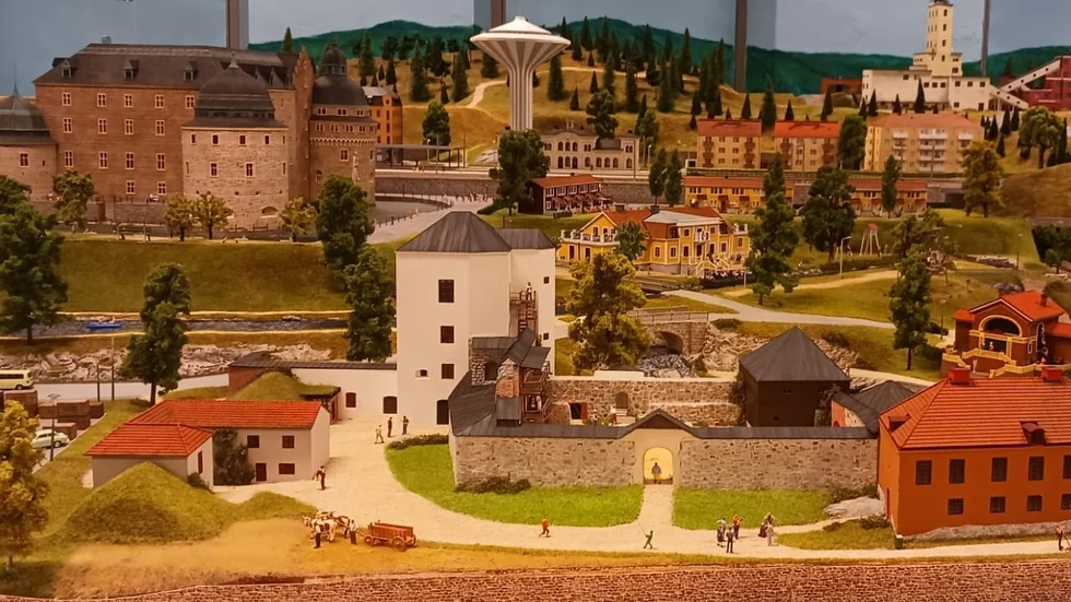Nyköpingshus är ett av fyra kända landmärken i staden som nu finns att beskåda i det stora modellandskapet. I bakgrunden syns Örebro slott och deras kända vattentorn.
