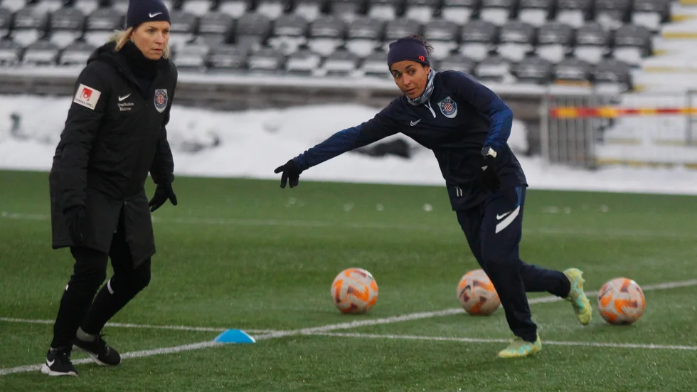 Under onsdagen var Eskilstuna United igång igen träningen med en del nya ansikten på planen. "Men det får gärna bli lite varmare", säger nyförvärvet Rosa Herreros (till höger). På bilden syns även klubbens fysioterapeut Annica Barsley.