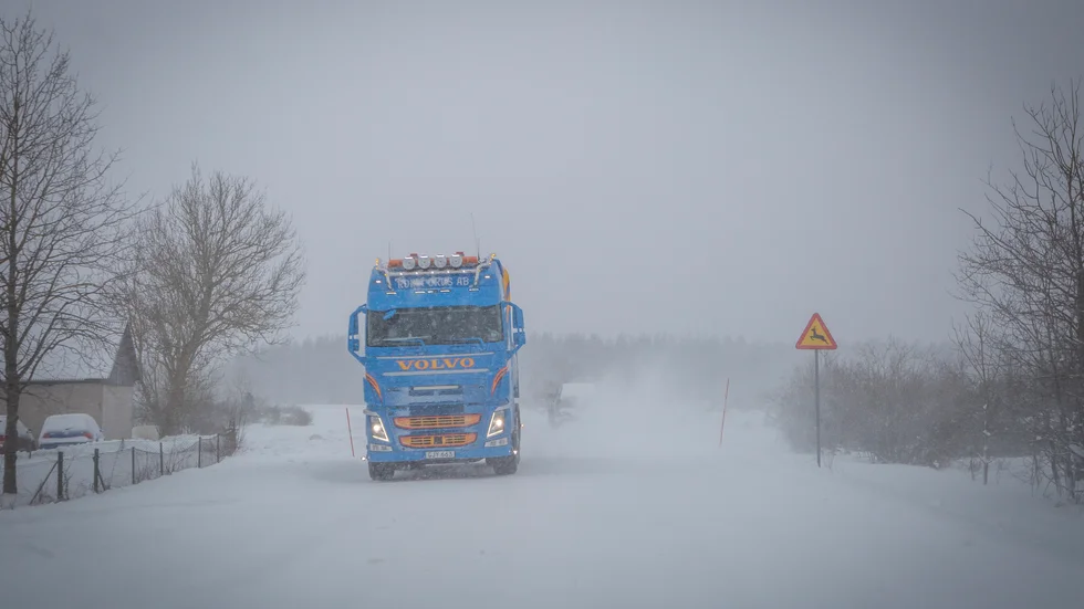 Stökigt väderläge inleder veckan. Snöstorm i fjälltrakterna, ishalka och högt vattenstånd vid kusten.
