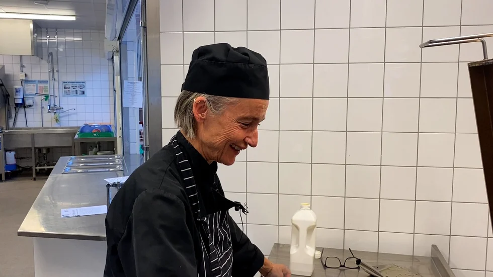 Maria Persdotter (C) praktiserar i köket på förskolan Västra Bråstorp.