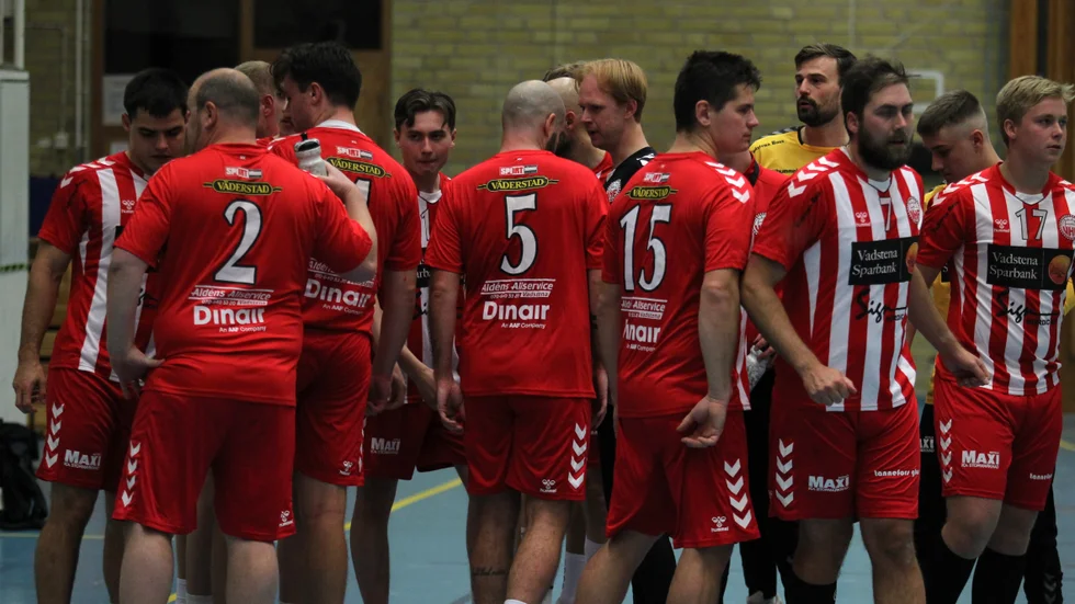 Vadstena HF:s tränare Oliver Zakrisson har tagit timeout. Men inte mycket fungerade för VHF i hemmapremiären. Storförlust mot Miffe.