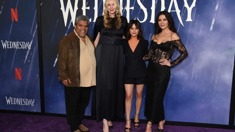 TV-serien "Wednesday med bland annat Jenna Ortega (tvåa från höger) är en av Netflixs stora framgångar den senaste tiden. Arkivbild.