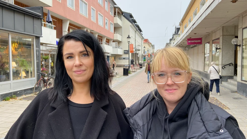 Linda Bergdahl och Therese Bergdahl: "Ja, jag är orolig och tänker mycket på hur det ska bli", säger Therese. "Skolan ska ju vara en trygg plats och man vill ju inte känna en oro för att lämna barnen där. Det känns som att det blivit en stor förändring på senare år, det har blivit mycket tuffare", säger Linda.