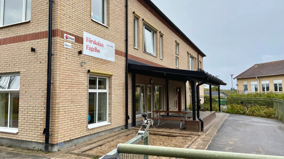 Elever på Forssjö skola har nu fått flytta in i huset Fågelbo igen. Enligt KFAB har den kemiska stanken försvunnit efter att man slitit ut golvet och lagt dit nya mattor.