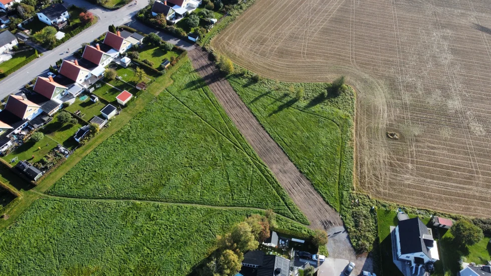 Den tillfälliga vägen i Röksta har tagits bort och ska återgå till att bli gräsmatta. Men fortfarande är det många som misstar den för en riktig gata. 