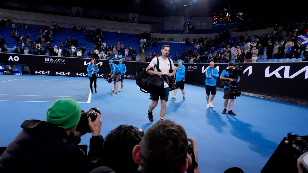 Andy Murray lämnar Margaret Court Arena vid 4-tiden på morgonen efter att han vunnit över Thanasi Kokkinakis i Australian Open 2023.