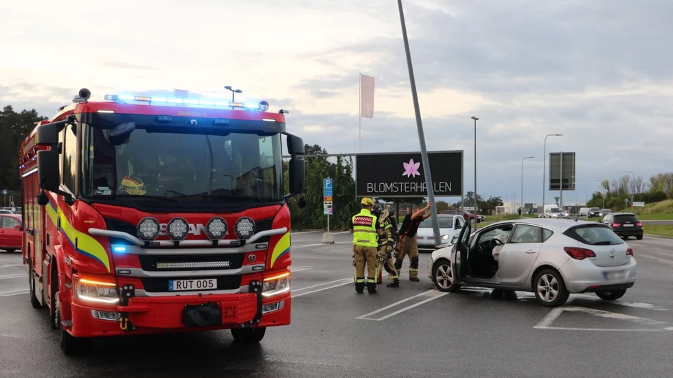 Stolpen blev ordentligt sned efter kollisionen. Även bilen fick skador.