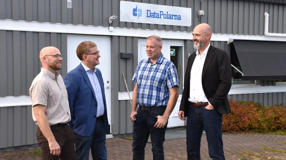 Datapolarnas ägare fr v Thomas Holmström, Anders Marklund och Ola Fredby pratar med Kristian Niklasson, vd hos nye ägaren Timbertec. Den tidigare ägartrion fortsätter i bolaget.