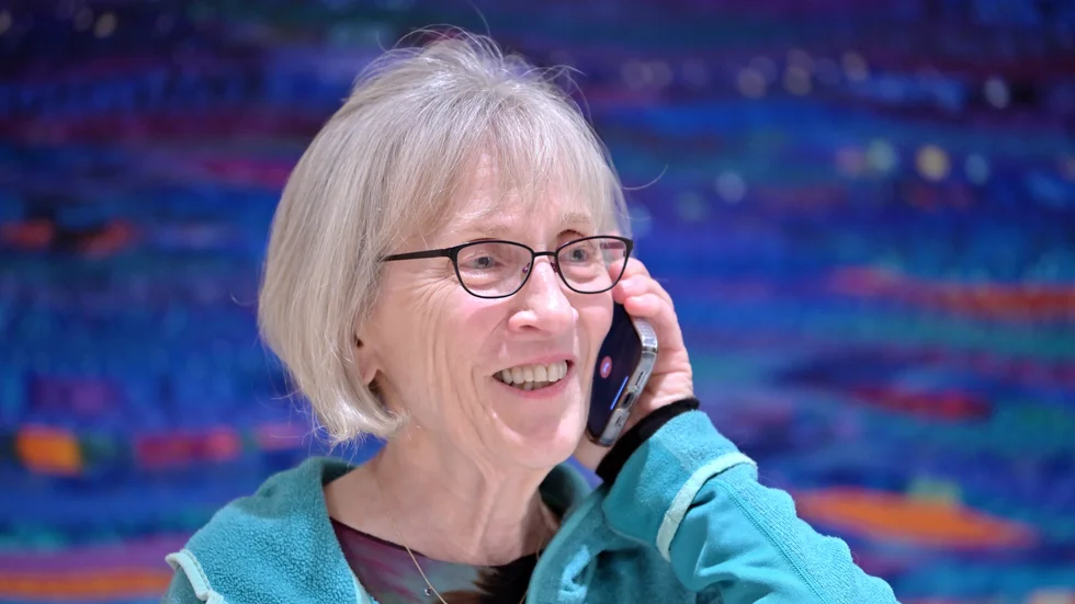 Claudia Goldin talar i telefon med en reporter i sitt hem efter att hon fått reda på att hon tilldelas 2023 års Ekonomipris till Alfred Nobels minne.