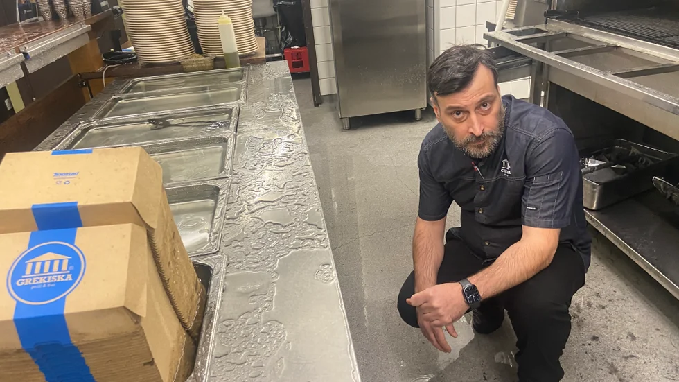 Ägaren Luay "Leo" Esho Yalda i restaurangköket där det har läckt in mycket vatten.  