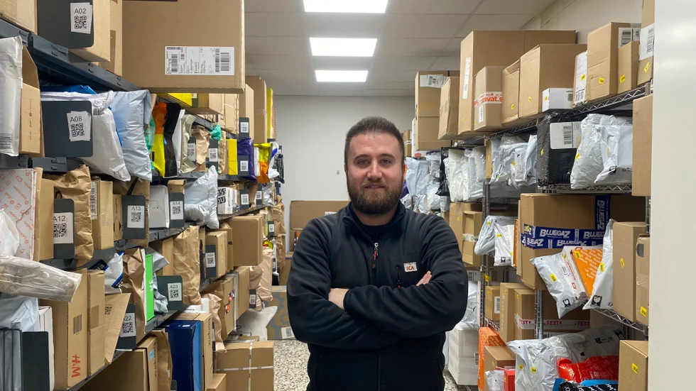 Jonatan Yousef, handlare på Ica Nära Svärtinge, förklarar att butiken har organiserat om för att bättre kunna hantera alla paket som kommer innan jul.