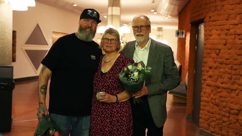 Vinnaren längst till vänster. Kerstin och Bo Johansson var lyckliga hjältar även dem.