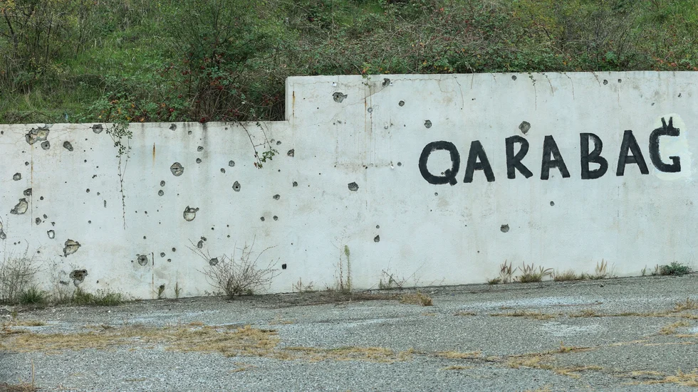 En betongmur i Azerbajdzjan pepprad med kulor efter blixtoffensiven i september. Arkivbild.