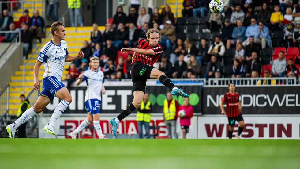 Jesper Tolinsson och BP:s Oscar Pettersson som surrades vara på väg till just IFK i vintras. Detta är inte den sena kvitteringen.