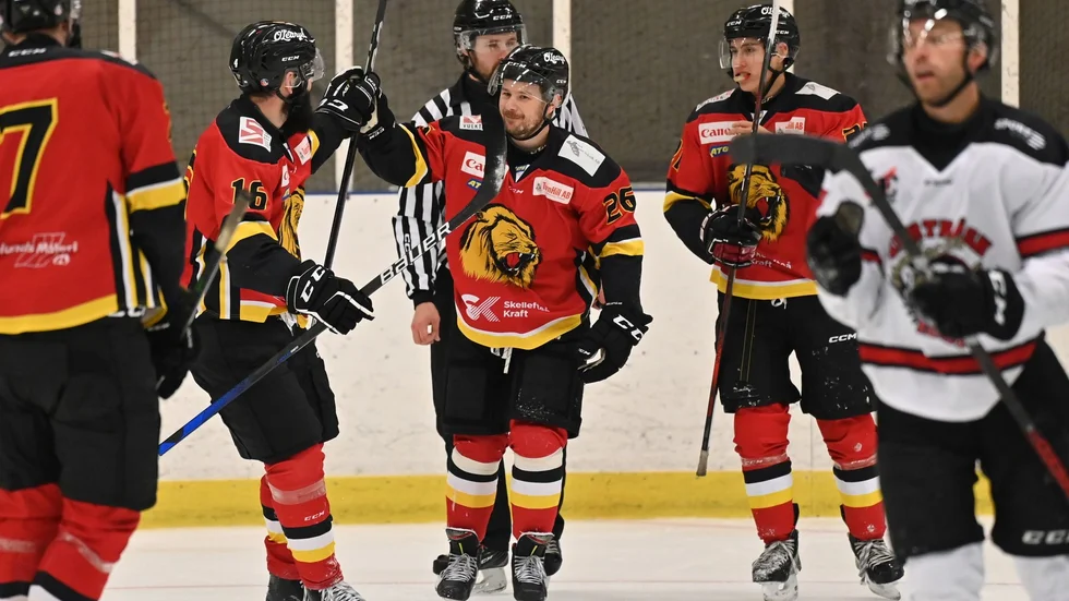 Jimmy Hellström jublar efter ett av Lejons mål i BTK Byggtjänst Hockeycup. 