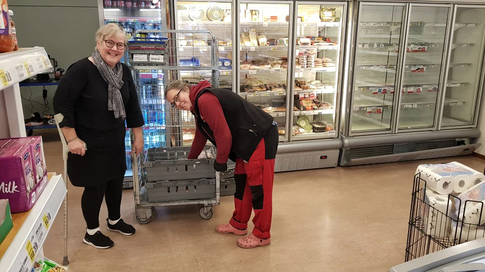 Monica Öberg, styrelseledamot i Långträsk livs, berättar om förvandlingen till hybridbutik och det stora interiöra ansiktslyftet. Här med Åsa Lövgren som tror att allt sammantaget blir uppskattat av kunderna att kunna handla jämt.