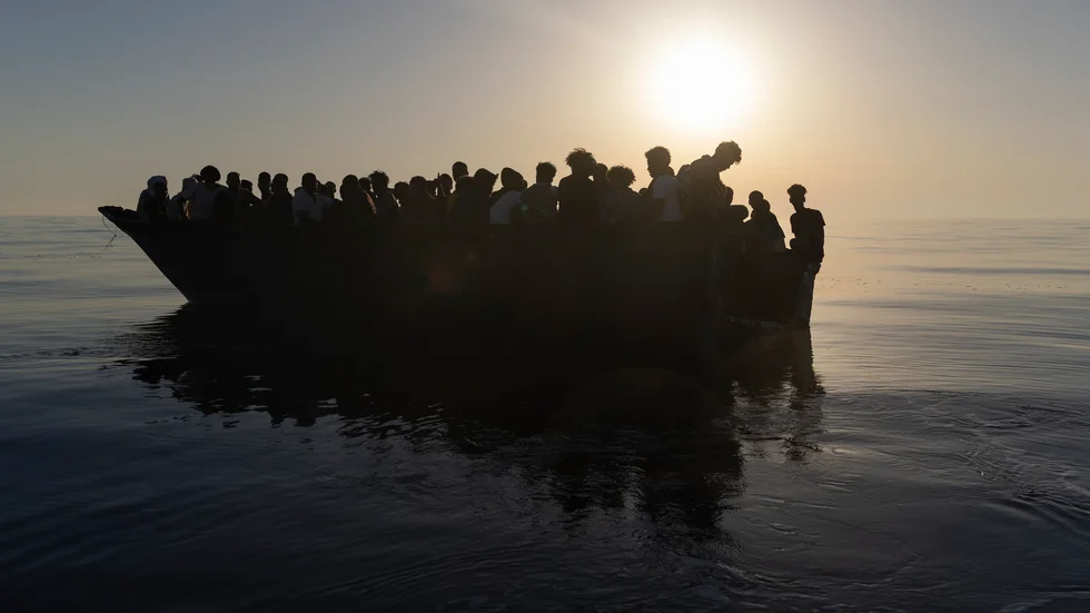 Migranter i en liten båt på väg över Medelhavet. Arkivbild.