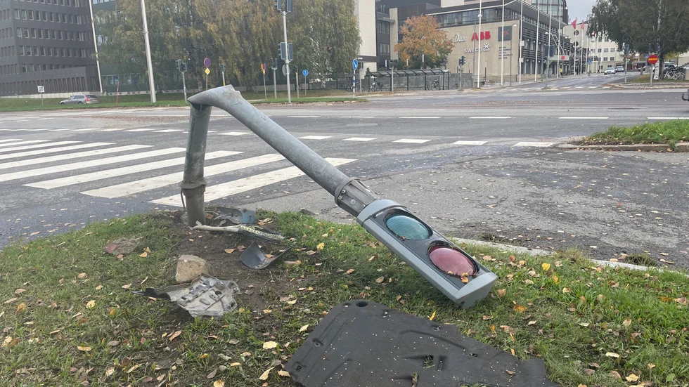 En bil körde in i trafikljuset på lördagskvällen.