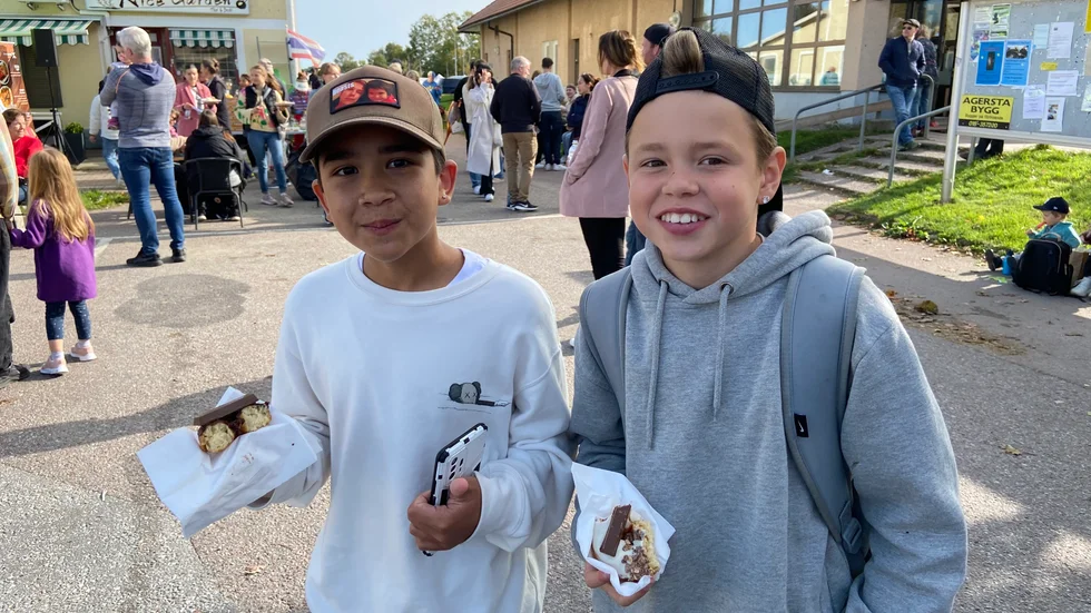 Hugo och Harry hade köpt varsin donut som de njöt av på marknaden. Båda bor i trakten och kunde gå till marknaden.