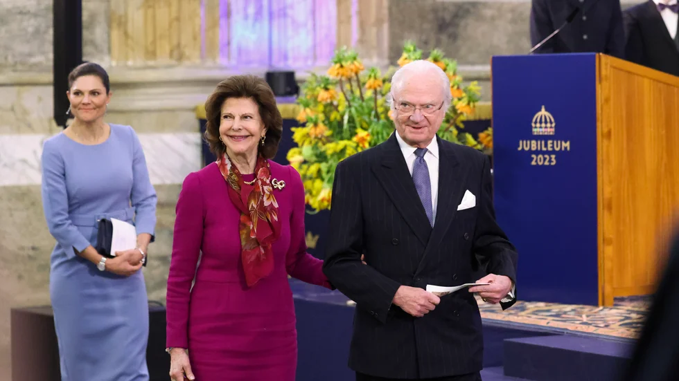 Idag 6 december firar Republiken Finland sin självständighetsdag. Dagens debattör vill att Sverige ska följa i Finlöands spår och avskaffa kungahuset (vars kung, drottning och kronprinsessa vi ser på bilden) och istället införa en statschef som väljs istället för att ärva sitt ämbete.