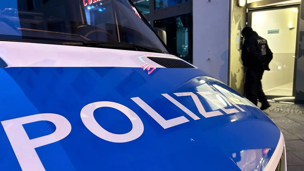 Ett polifordon vid ett tillslag i Berlin på torsdagsmorgonen.