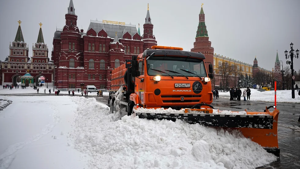 Snöröjning nära Kreml i centrala Moskva.