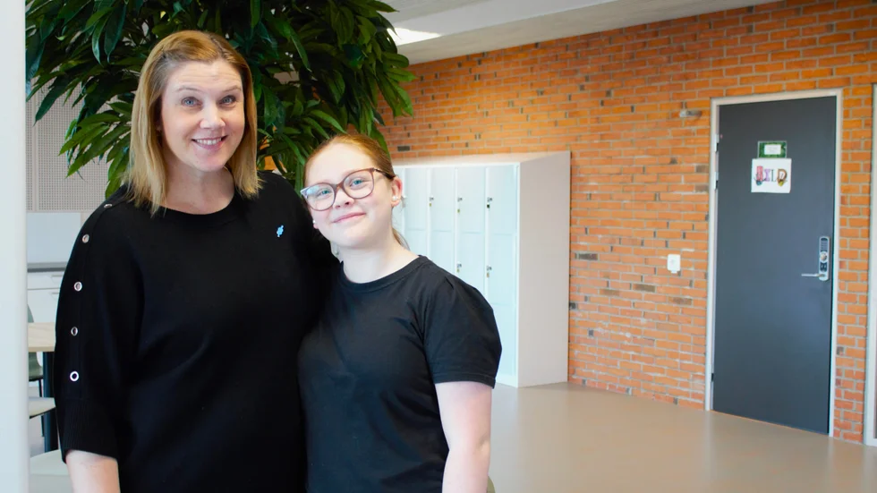Mamma Malin och Lovisa jobbar aktivt som Lovisas bukspottkörtel, dygnet runt, med sensor och insulinpump som hjälpmedel. 