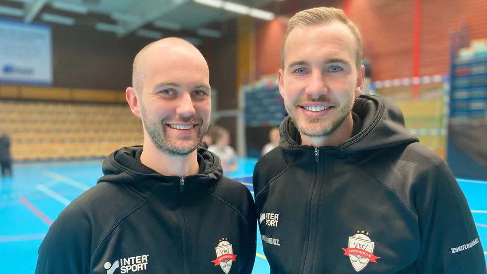 Martin Kristensson och Andreas Sjöberg kunde glädjas och dra en lättnadens suck när FBC-tjejernas tog hem vinsten i måstematchen mot Västerås.