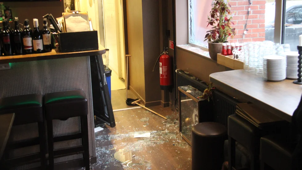 Krögarna tror att tjuvarna använt sig av en av krukorna på uteserveringen för att slå in fönstret.