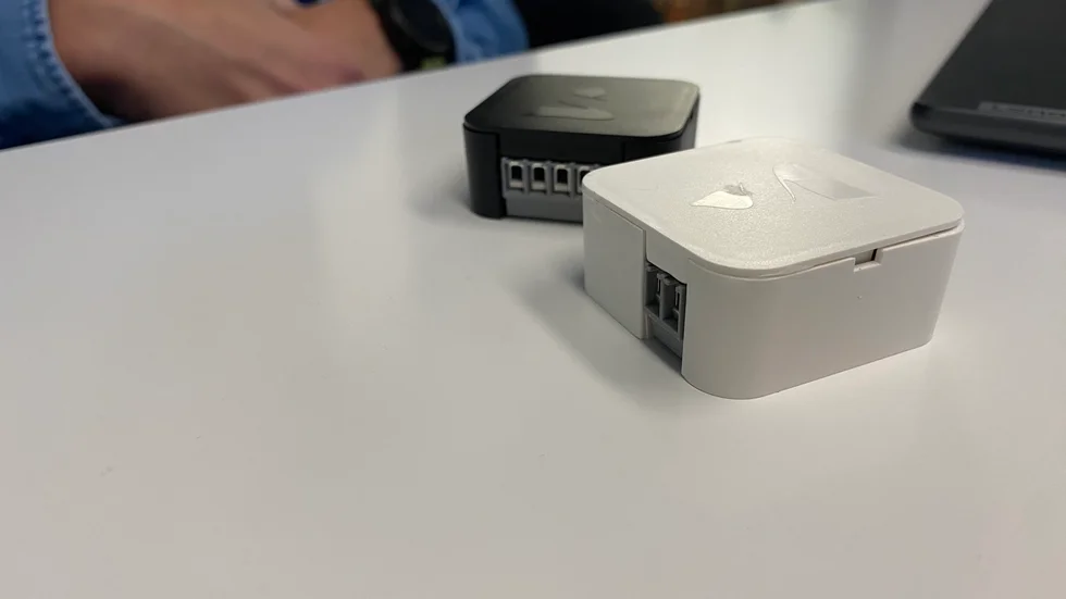 En vit och en svart liten puck är en innovativ idé som blivit verkligehet och prisats med Årets Innovationpris.