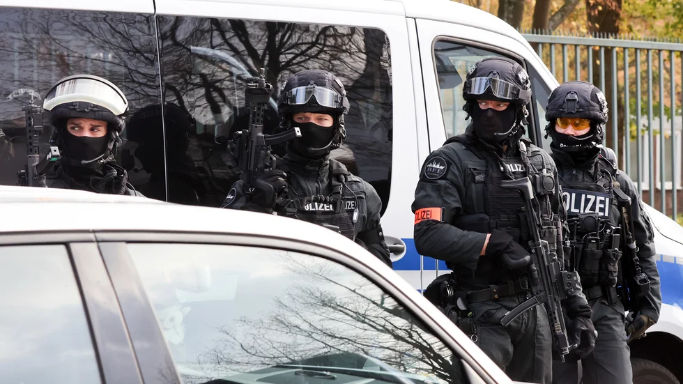En insatsstyrka inom tyska polisen stormade en skola där lärare utsatts för hot på onsdagen.