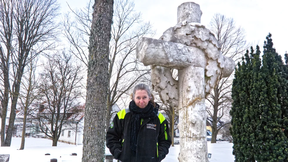 När en gravrätt lämnas tillbaka till Svenska kyrkan måste Klara Holmqvist ta ställning till om det finns kulturhistoriska eller andra skäl att bevara gravanordningen på kyrkogården. 
