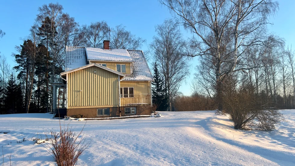 Huset tillhör kommunen och har stått övergivet en tid. Nu ska det rivas.  