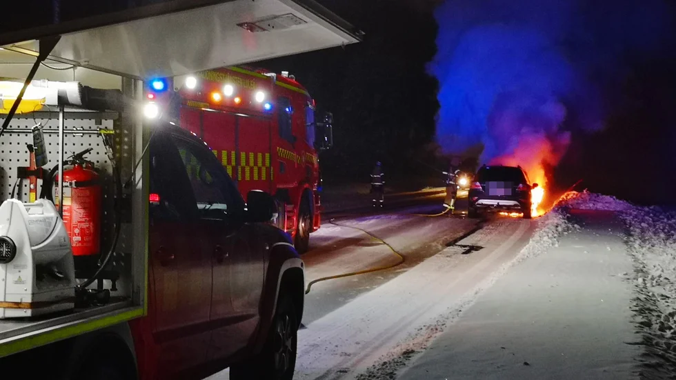 En bil började brinna på Storheden i Luleå. 