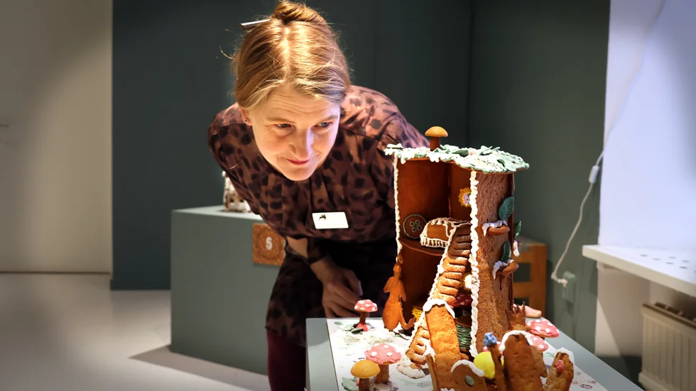 Annelie Adolfsson kollar in det vinnande bidraget. "Anna-Malin byggde den innan årets Trolltider ens sänts. Så hon hade en kort trailer och den gamla version att gå på. Men hon lyckades väldigt bra med detaljerna", säger hon.