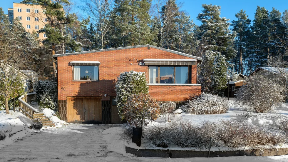 Den röda tegelvillan i Romberga döljer välbevarade 60-talsdetaljer.