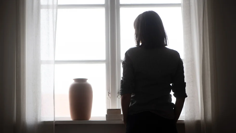 Socialnämnden ska spara 55 miljoner kronor fram till 2026 och en av besparingarna riktas mot våldsutsatta kvinnor. (Bilden är tagen i ett annat sammanhang.)