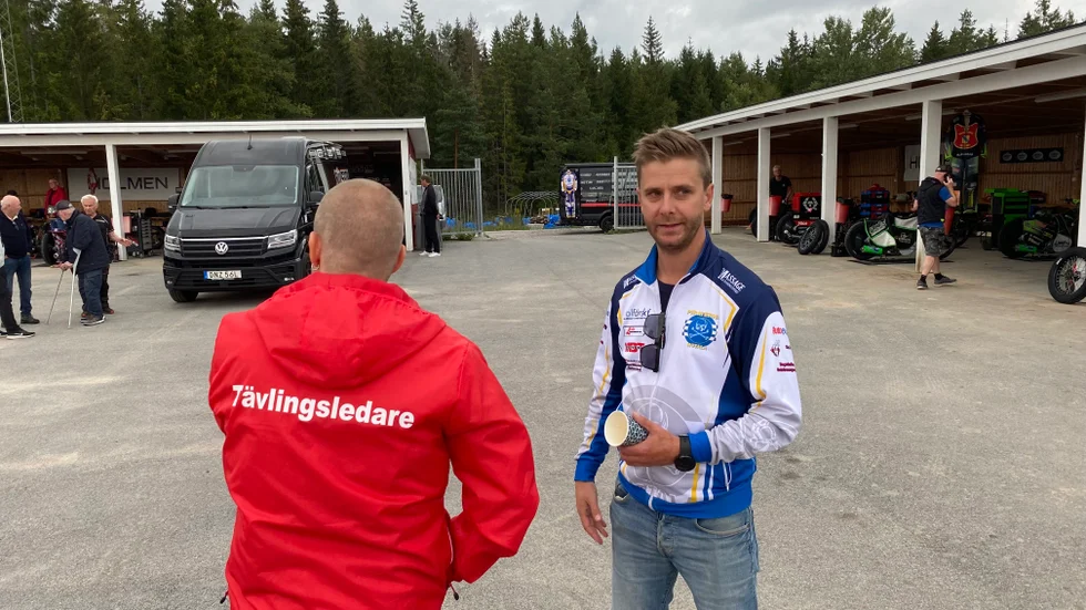Piraternas lagledare Daniel Davidsson diskuterar regn med tävlingsledaren.
