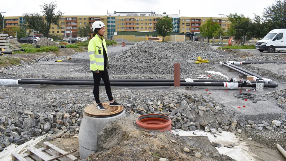 Här byggs huvudgatan som ska gå in på Anderstorg. Strax bortom där Johanna Granlund står blir det en gatukorsning. 