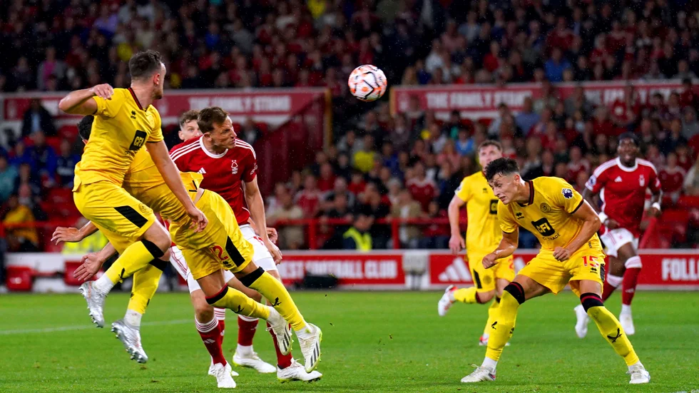 Nottinghams Chris Wood, i rött, nickar in segermålet mot Sheffield United.