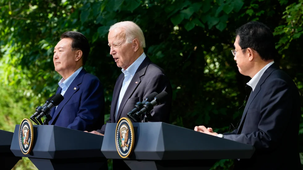 Sydkoreas president Yoon Suk-Yeol och Japans premiärminister Fumio Kishida (höger) vid en presskonferens med värden, president Joe Biden på Camp David.