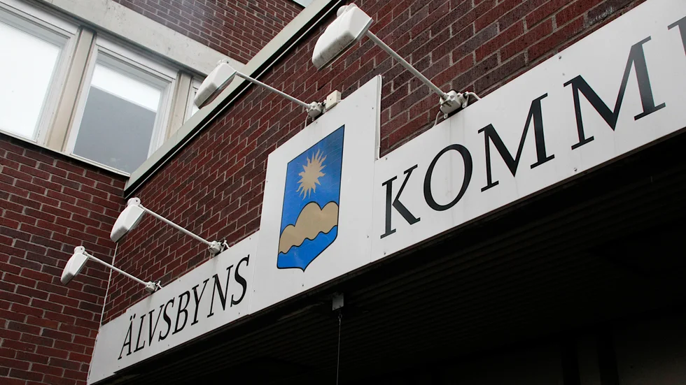 Insynen i Älvsbyns kommun minskar då inte alla handlingar till kommunstyrelsens skickas ut till facket längre. Genom att de tidigare skickats utanför organisationen till facket har de blivit allmänna. Nu görs inte det och då försvinner lagkravet för att dela med sig av dem innan protokollet justerats.