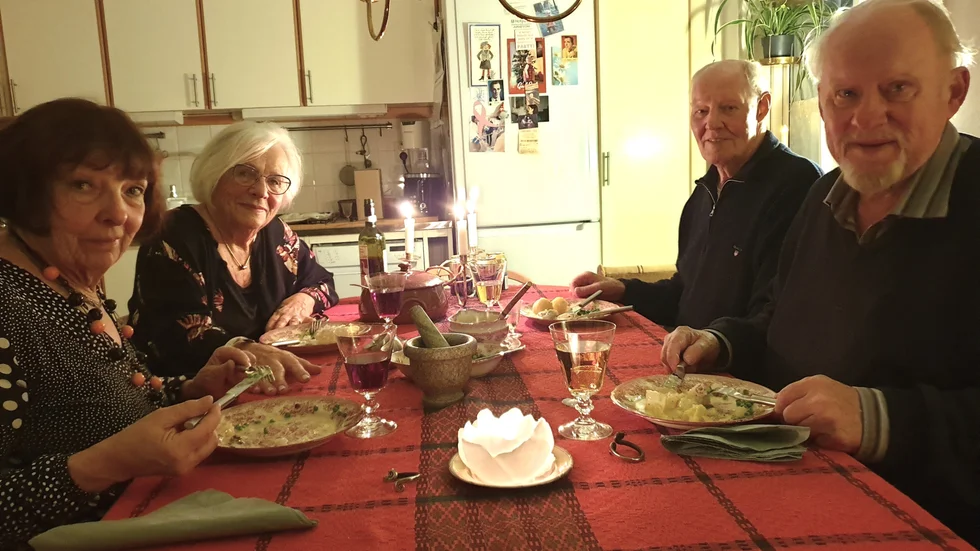 Carin Lindberg, Margareta Lalander, Nils Erik Holmgren och Anders Gunnarsson har träffats sju gånger över en trevlig middag.