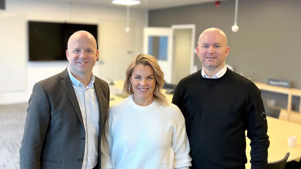 De gör en gemensam satsning för att öka kunskaperna om hur klimakteriet påverkar arbetslivet. Från vänster: David Öquist, vd för Sunpine, Åse Borgeryd, klimakteriecoach som även jobbar med idrott och kvinnlig hälsa och Joakim Hedqvist, verksamhetschef Nord vid Kreativgruppen.