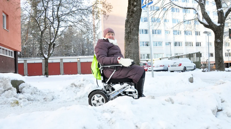 Eva Flygare fastnade med sin elrullstol på vägen till affären. Här ligger snövallen över övergångsstället.
