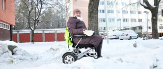 Eva kör fast med elrullstolen på oplogade vägarna 