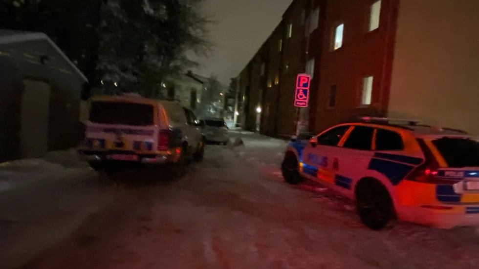 Polis på plats i Fröslunda några timmar efter att rånet ska ha inträffat.