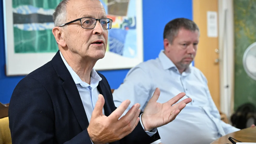 Ronny Johannesson, styrelseordförande i Ronneby miljö och teknik, och Roger Fredriksson, kommunstyrelseordförande i Ronneby kommun, vid en pressträff.